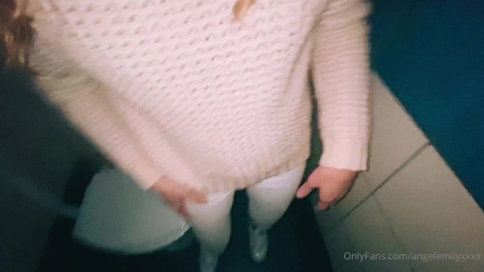 Angel Emily - angelemilyxxxx AngelemilyxxxEn alquiler dans un magasin il me prend une envie de me faire prendre - 06-11-2020 - SiteRip