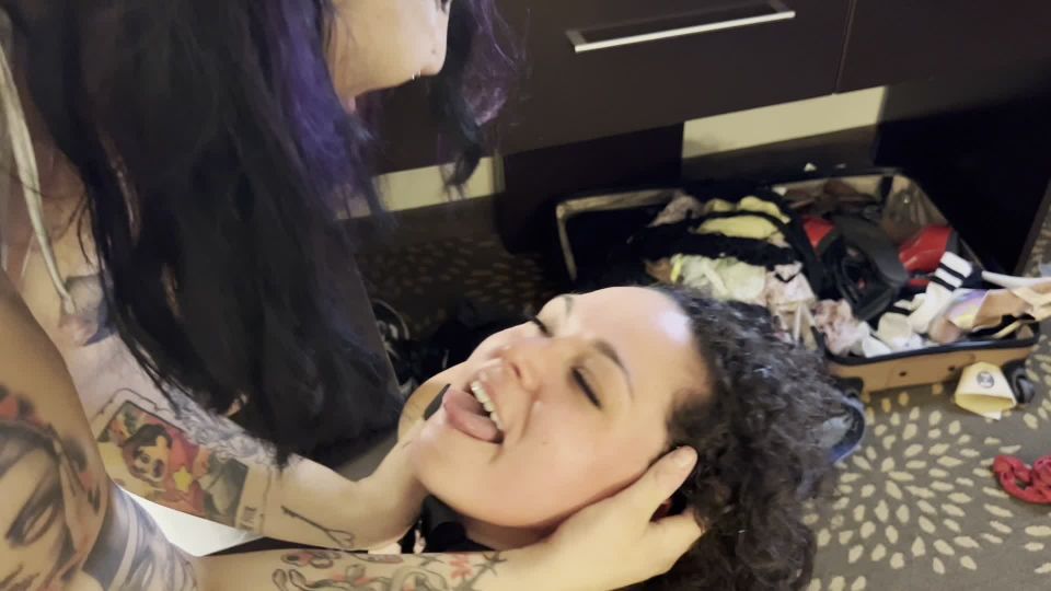 Muchas vidas - Puta de culos se castiga por habitación desordenada - culo grande