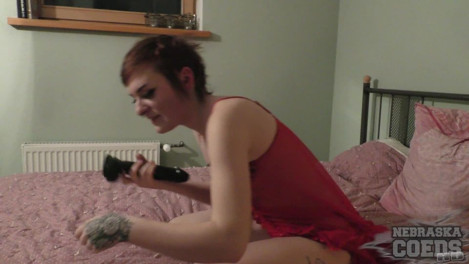 NebraskaCoeds 20190409 gran consolador negro en pequeño adolescente coño 19yo brillante estirado hasta el borde