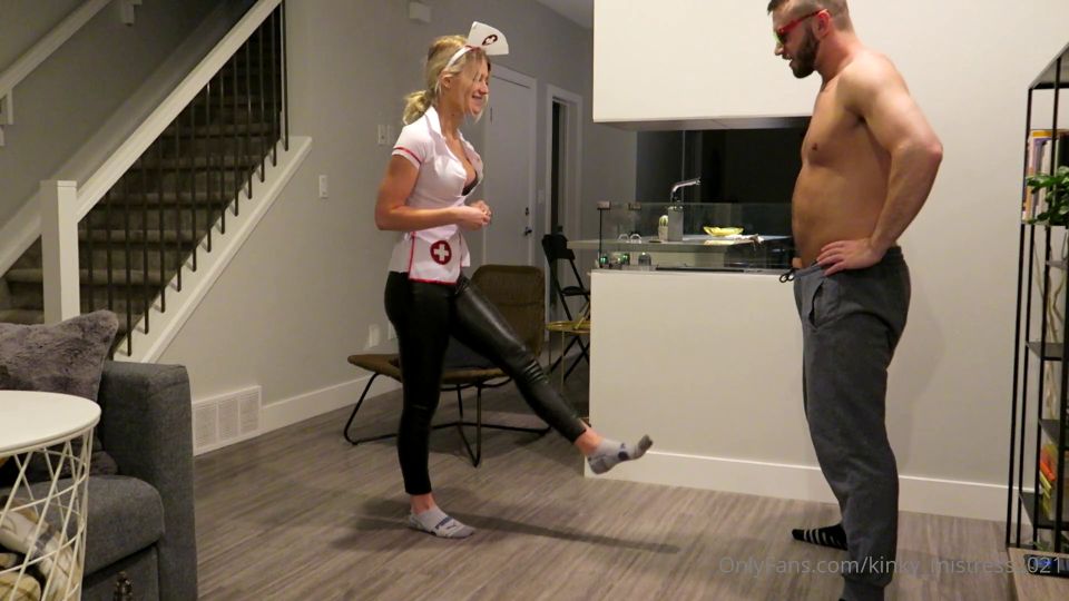 Señora Sofía, enfermera de la fiesta.