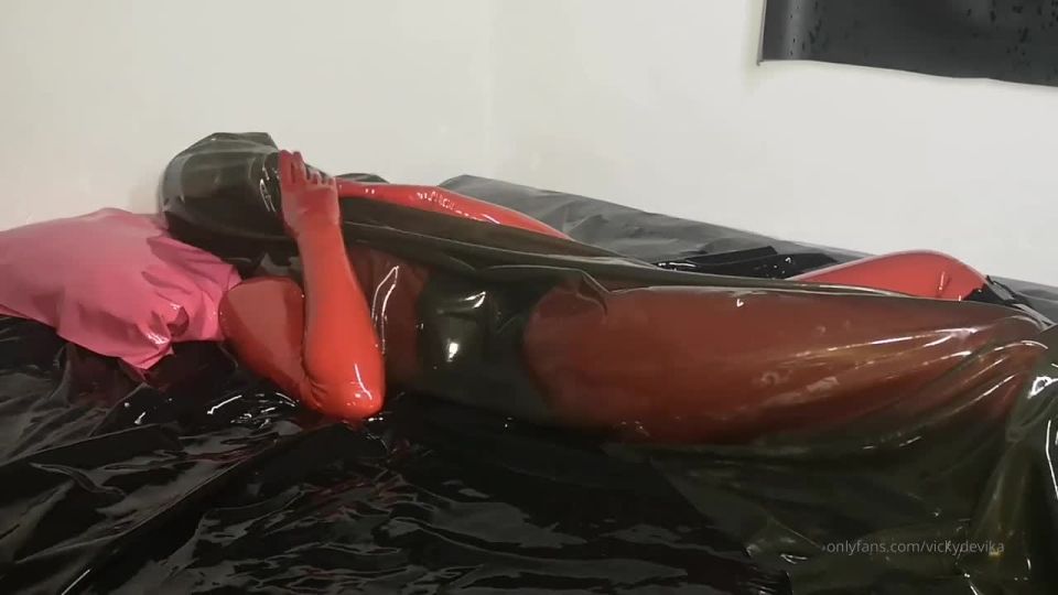 Video Vickydevika   Rubber Cocooning Part 2 Of 5 720p HD