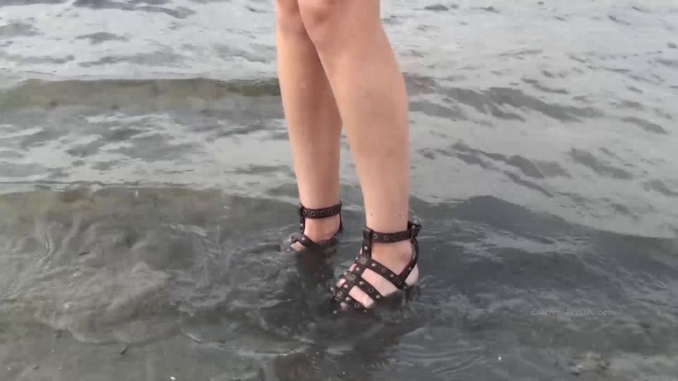 Fetiche personalizado - Madison s pantalones cortos Jean y sandalias romanas - Fetiche