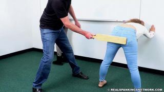 Real Spankings – MP4/Full HD – Cara, Kiki Cali – Tirado de clase para una remada (parte 1) – Doblar - (BDSM porno)