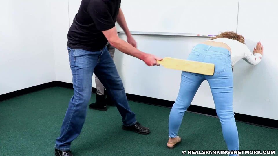 Real Spankings – MP4/Full HD – Cara, Kiki Cali – Tirado de clase para una remada (parte 1) – Doblar - (BDSM porno)