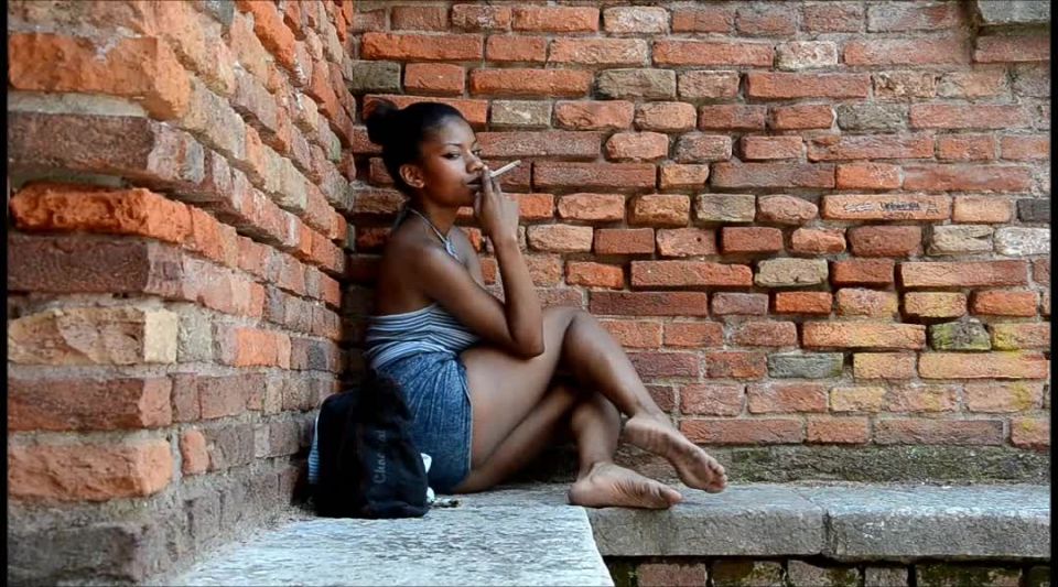 Sexy feet – Barefoot Urban Girls – PERLANERA: bare legs and dirty soles - sexy soles - fetish porn stella cox foot fetish