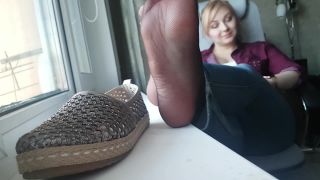 Porn online Shoe fetish – Rina Foxxy – black nylon, feet flats tease