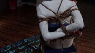 Kimberly Jay, vestido de blanco, se ata a una silla y amordaza.