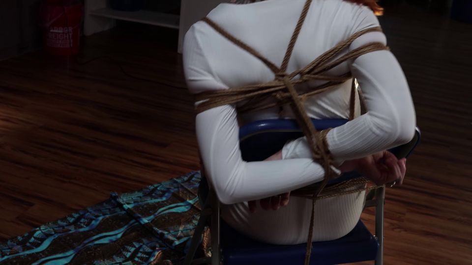 Kimberly Jay, vestido de blanco, se ata a una silla y amordaza.