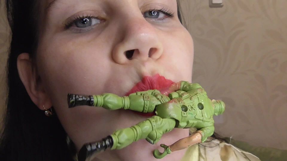 ¡Una mujer gigante quiere comerse a un hombrecito, Webcam!