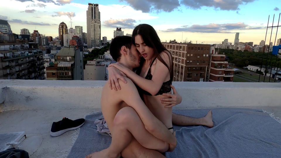 Sexo público al aire libre en el techo cualquiera podría vernos!