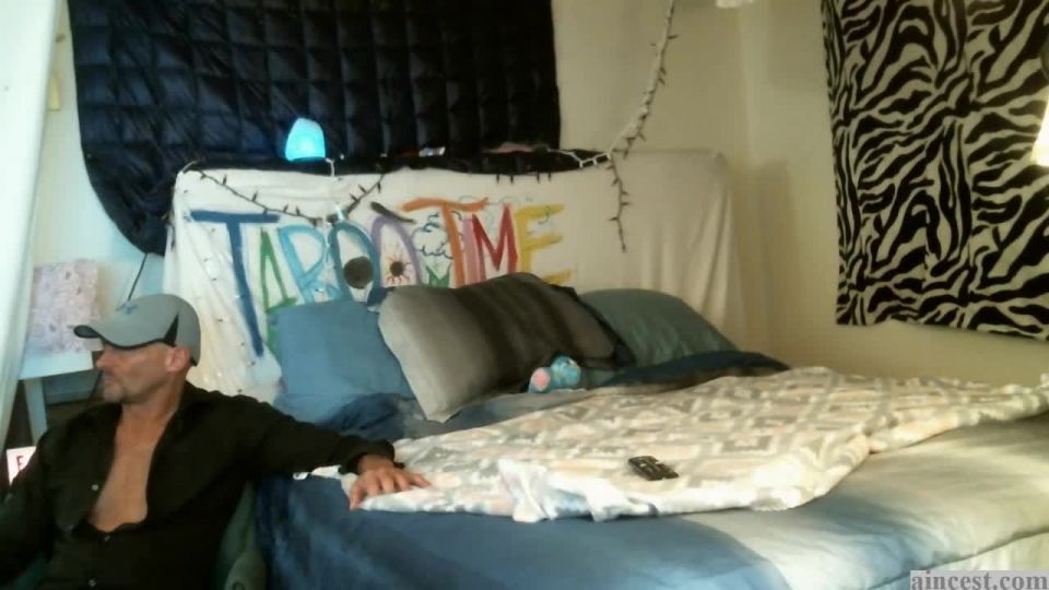 No llores hija tu mamá no está en casa