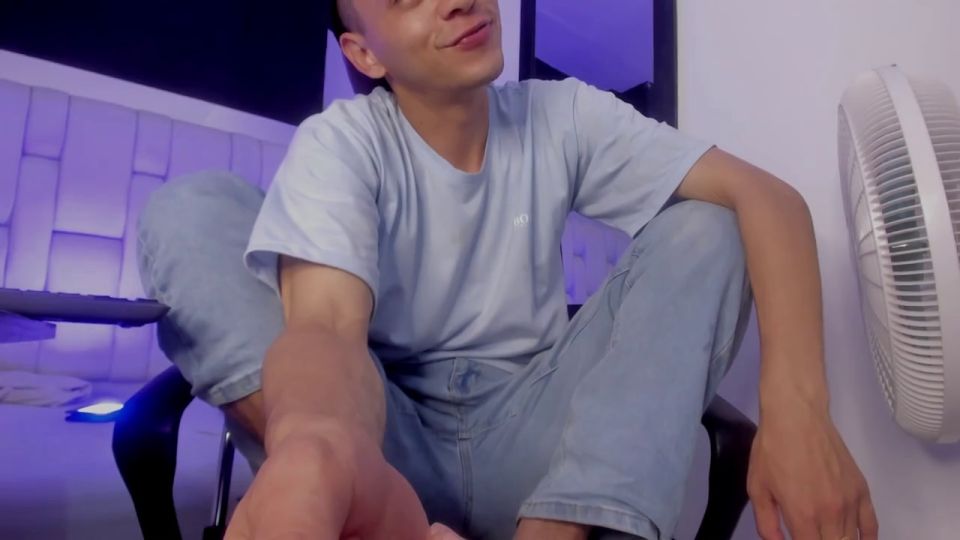 Dante69 Miller - Fumar y mostrar mis pies para mis esclavos