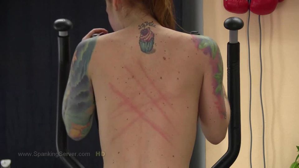 1692SpankingServer[Faphouse] - Foxy tatuaje desnudo espalda latigazo - 0748