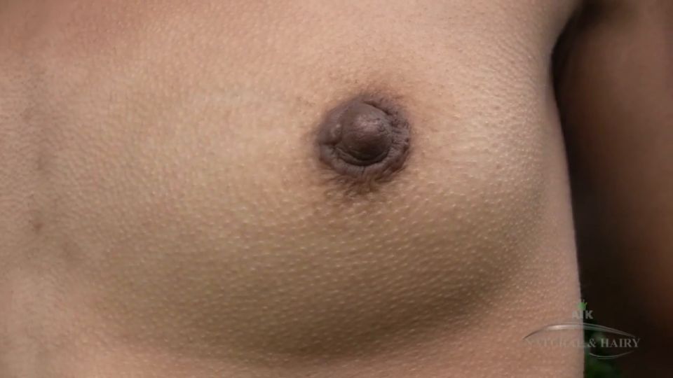 Chick Flaco Aileena juega al aire libre en un columpio y se masturba al aire libre