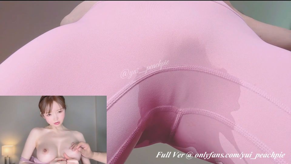 Yui Peachpie chorreando a través de mis pantalones de yoga y luego me follan con mis bragas rellenas en la boca a orgasmos