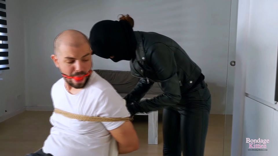 gratis video en línea 41 fumar femdom Bondage Gatitas - Jack es acaparado y robado por el ladrón Akasha - FullHD 1080p, bondage en fetiche porno