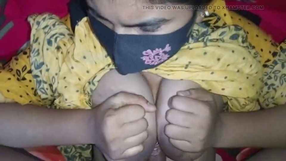 A la mierda con ella, me cogí los pechos de mi esposa y después de follar sus pechos, me corté sobre sus pechos.