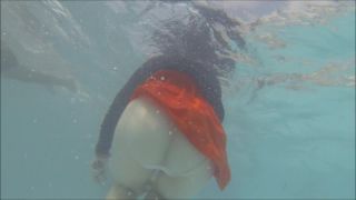 Online Tube Voyeur Under the water in the swimming pool - voyeur