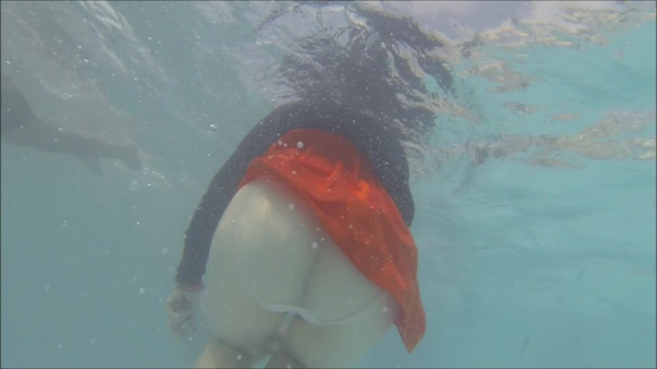 Online Tube Voyeur Under the water in the swimming pool - voyeur