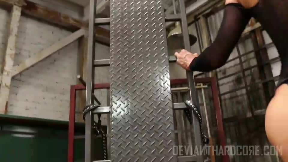 Chica aplastada: Luna Estrella, Vicki Chase cara de sitting