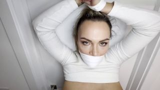 Jenna Hoskins - Reportera universitaria se queda atrapado en el estrappado y follada Pt.2.