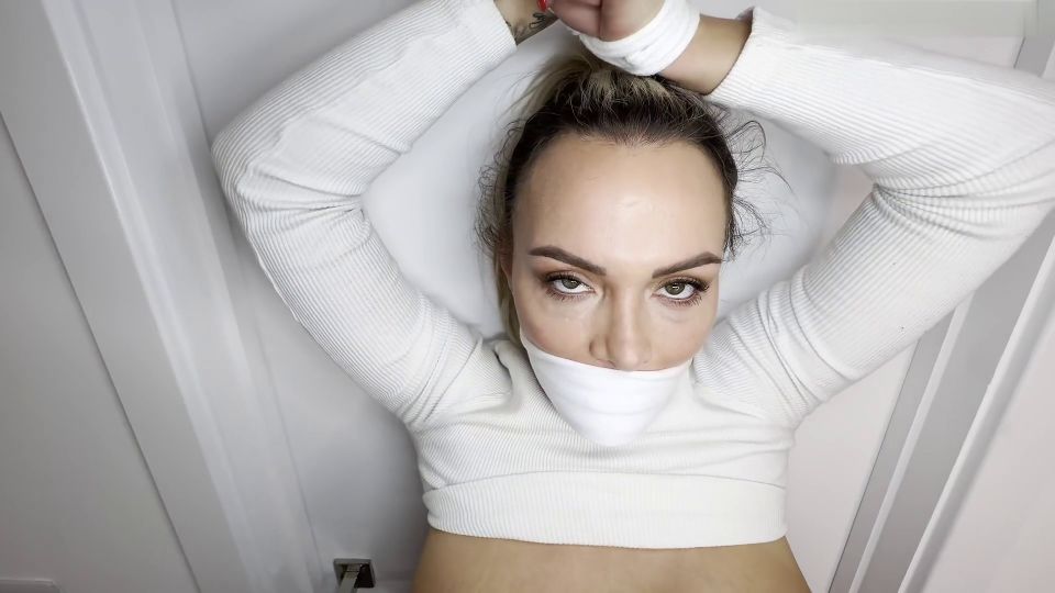 Jenna Hoskins - Reportera universitaria se queda atrapado en el estrappado y follada Pt.2.