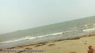 Me saco y me saco la polla delante de extraños en la playa pública.