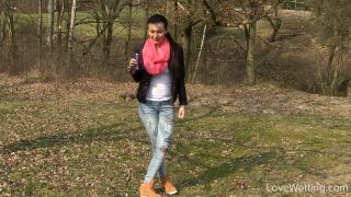 Vanessa Decker LoveWetting - Vanessa ('Hold it' challenge) (2015-03-23) [1080p]