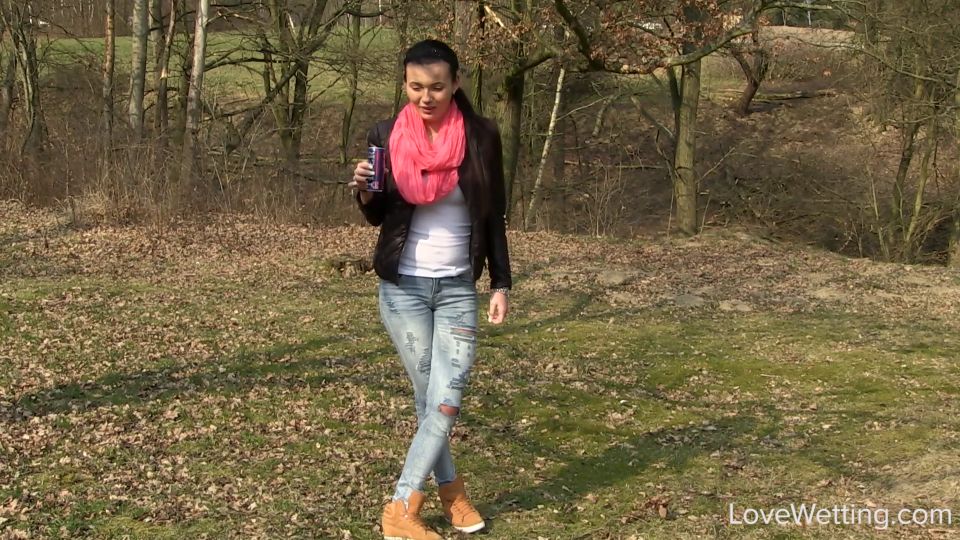 Vanessa Decker LoveWetting - Vanessa ('Hold it' challenge) (2015-03-23) [1080p]