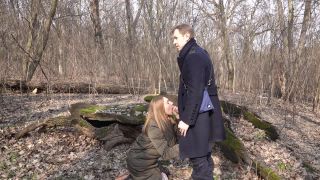 MamaMia Pretty Girl Made a Sweet Quick Blowjob in the Woods on the first Date