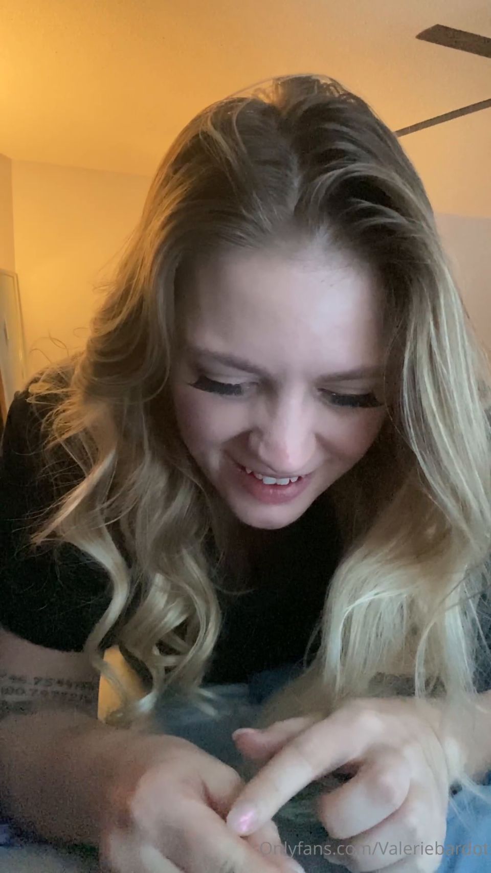 Valeriebardot 2025-01-23 POV eres mi compañero de cuarto y la fiesta va a empezar cualquier minu 8naea2