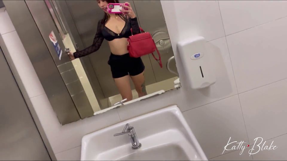 La primera cita de TINDER termina en la mierda pública en el Centro Comercial Caracoli.