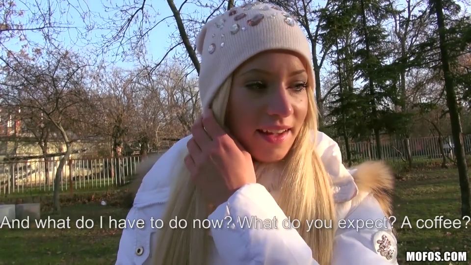 Rubia caliente disfruta de Big Dick en el bosque.