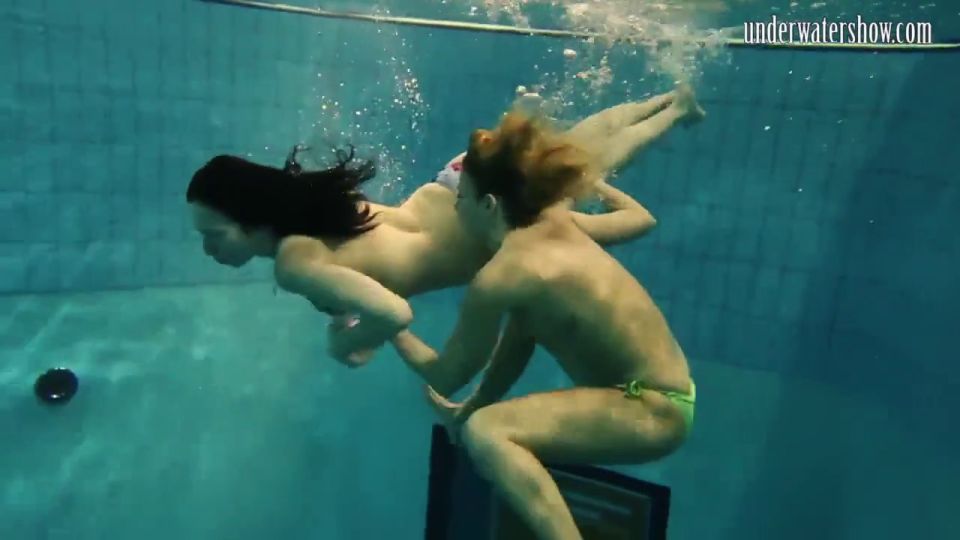 Rubias pornas Andrea y Monica se desnudan unas a otras bajo el agua