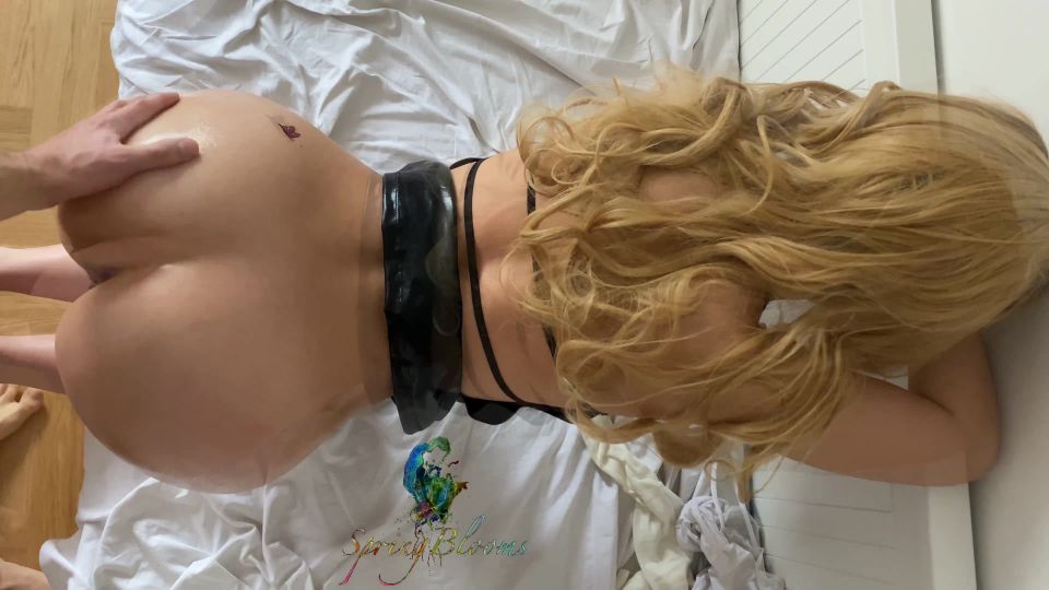 SpringbloomsOiled - Rubia caliente con el culo perfecto consigue aceite y follada duro