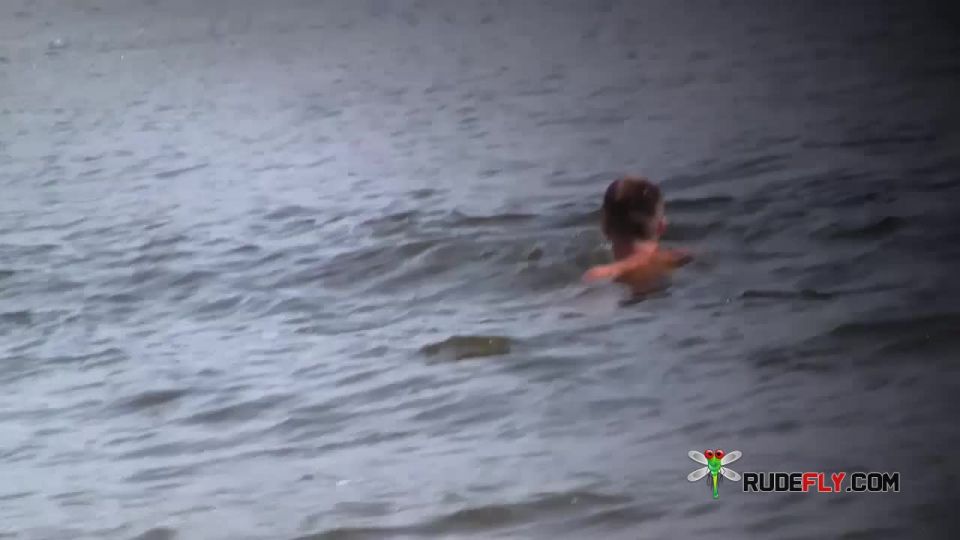 La diosa de pelo de cuervo, naturista, muestra su cuerpo 5