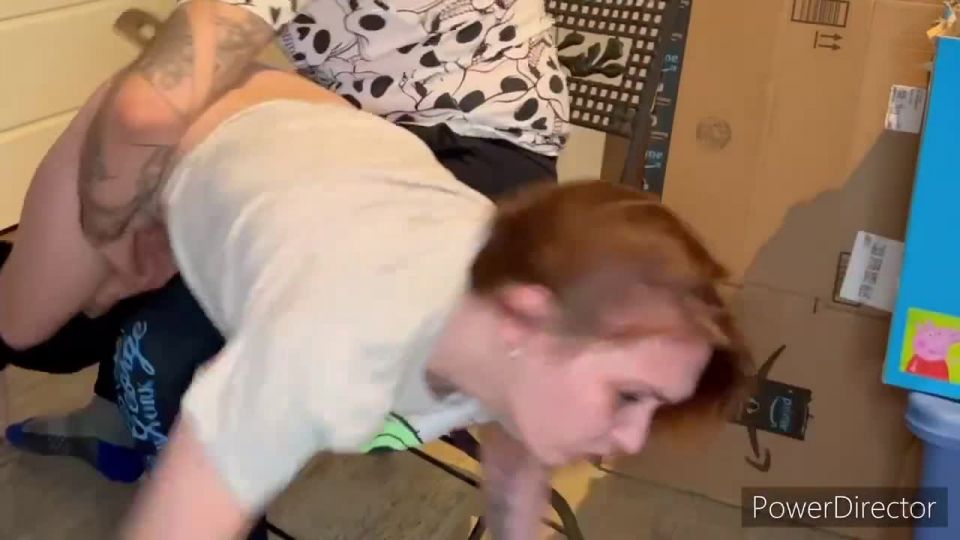 Novio le da a novia un Spanking para más de usar coche...