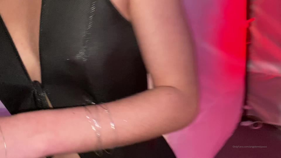 Angel Emily - angelemilyxxxx AngelemilyxxxxPetit moment secret et coquin avec mon homme au salon erotique Sexy and private m - 08-01-2020 - SiteRip