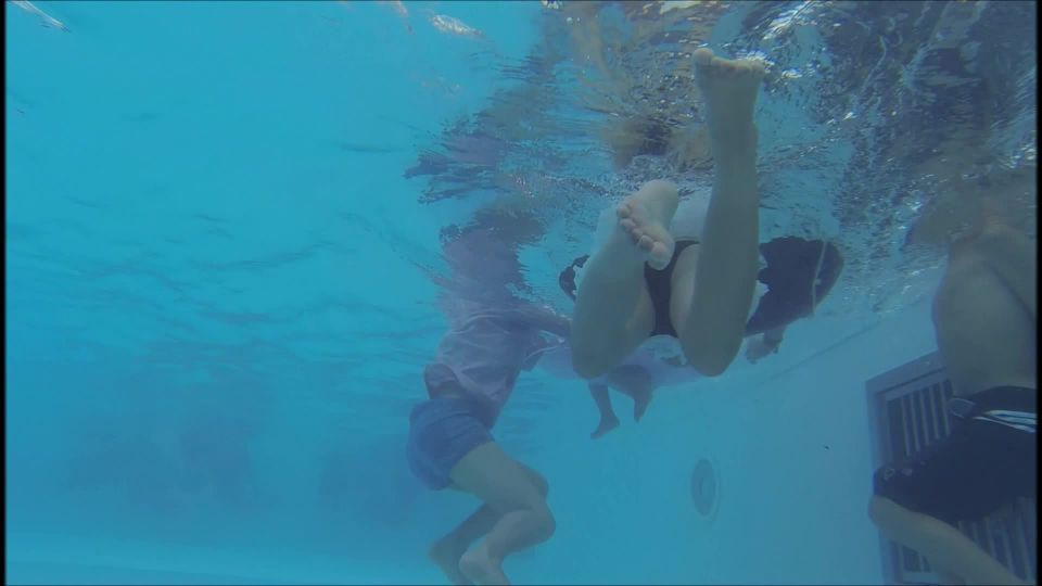 Online Tube Voyeur Underwater swimsuit tracking - voyeur