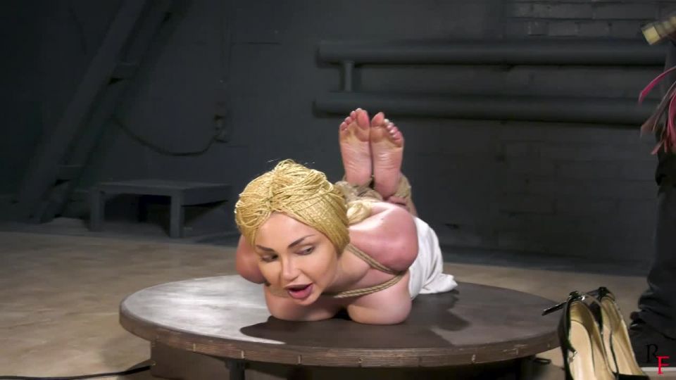 Hottie Cindy Shows Herself In Hogtie On The Turntable Qui...