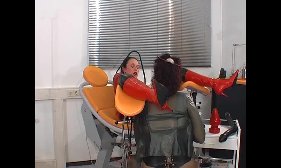 Spekula 63 Assfisting with Trish.