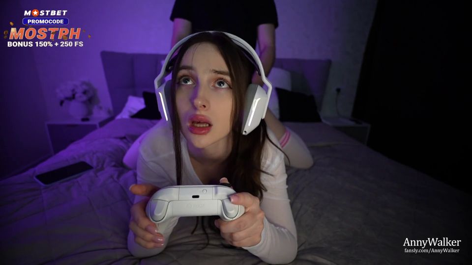 Videojuegor s Stepsister chupa Dick y monta Anny Walker Anny Wal...