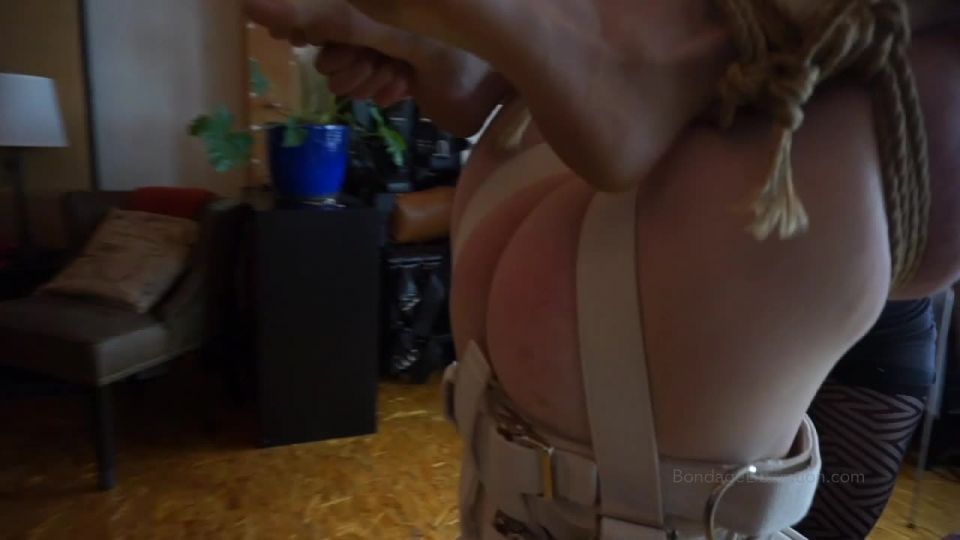 Lesbianas chicas Lezdom Elise Graves - Invertidas camisa de fuerza Suspensión