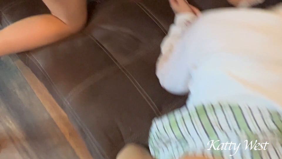 Recogimos dos bellezas con un amigo y las follamos duro. 1 versión.