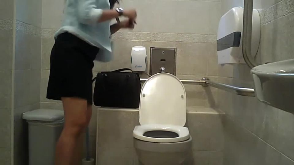 Porno en línea Voyeur en el baño público – hz 21574