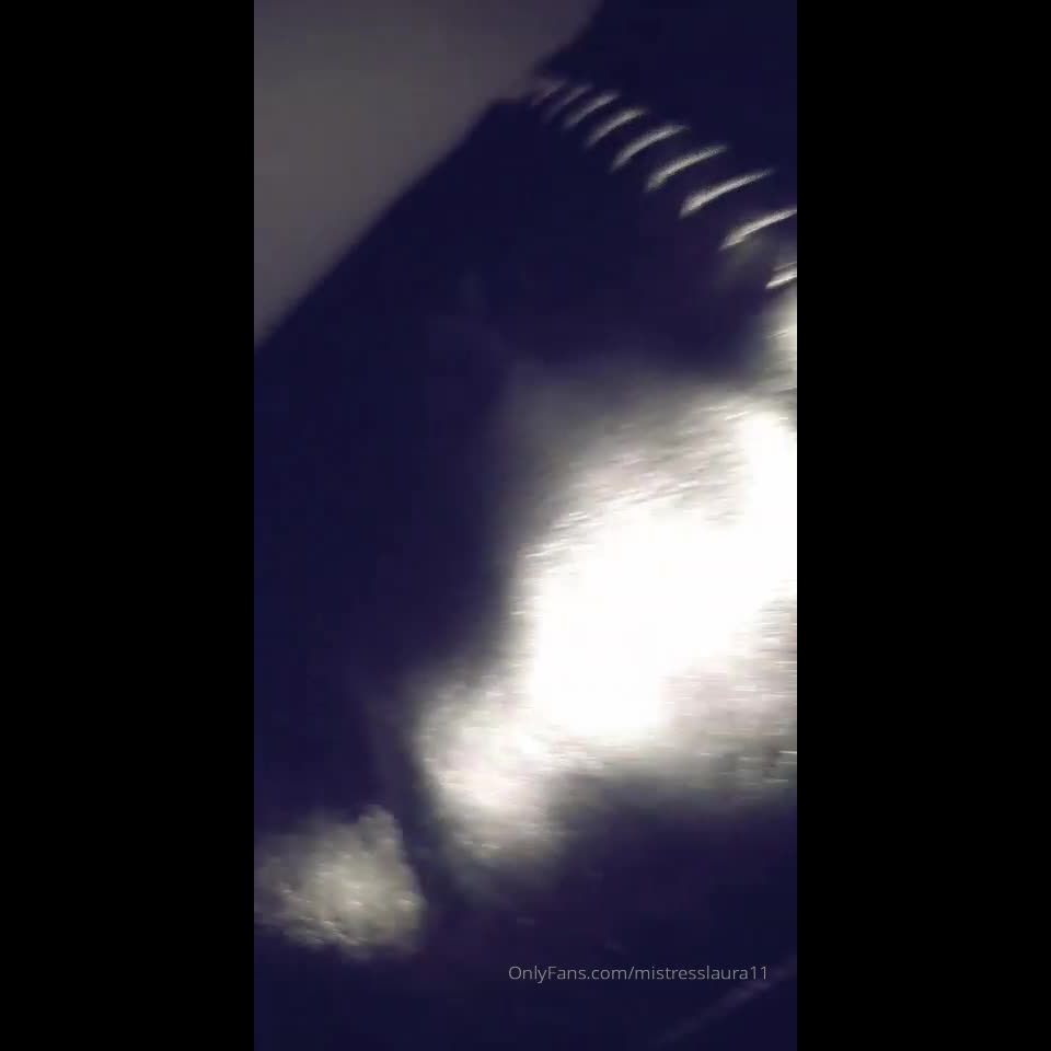 Miss Laura - amante11 () Mistresslaura - esclavo clip es abusado verbalmente y hecho para adorar el traje de cuero botas largas 25-10-2019