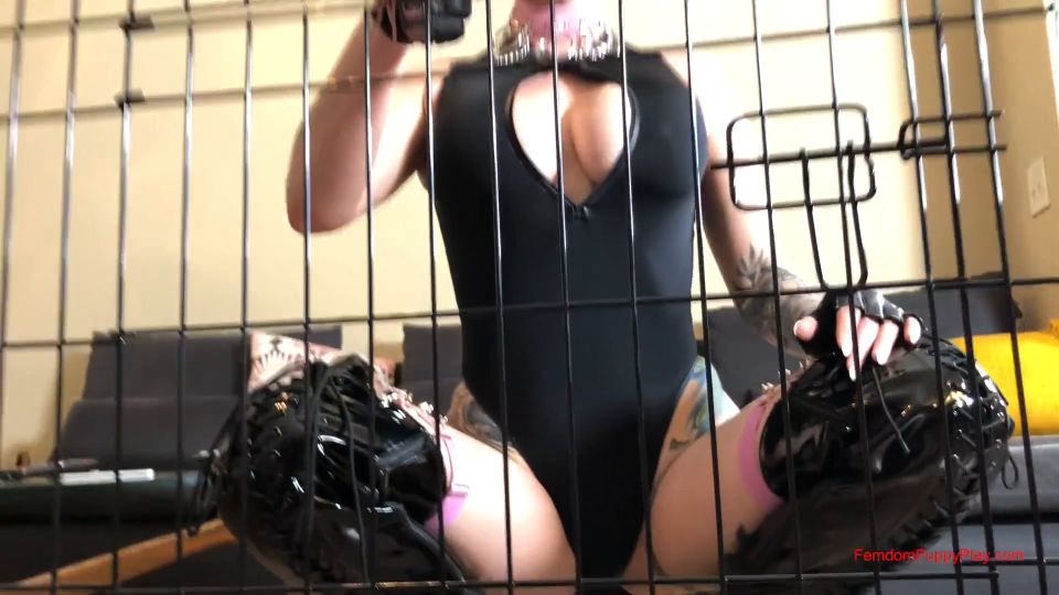 Irene descubre el Fetish Parte 2 de su hombre Femdom Puppy Play (Porno de Femdom)