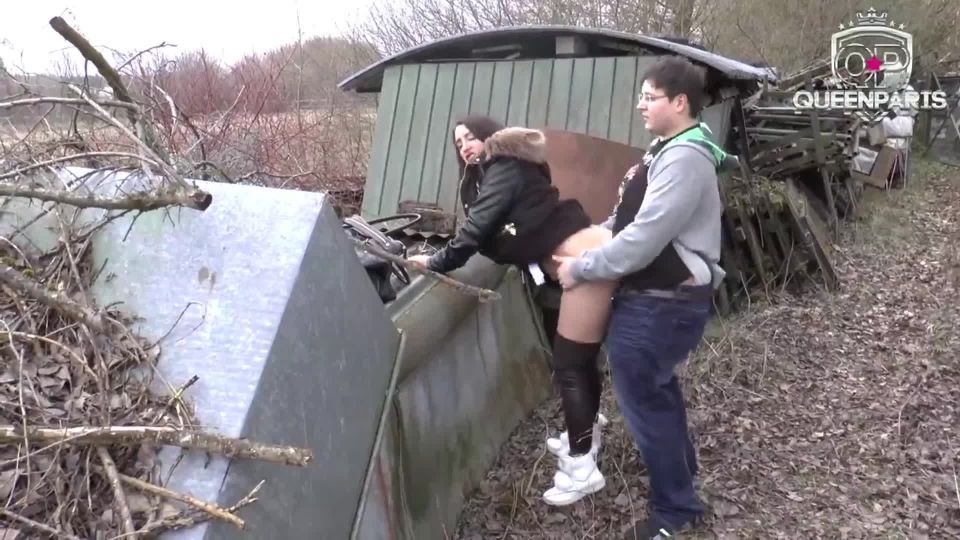 Queenparis - outdoor teeny fick matratze - mitten im park mit 18 jaehrigen gefickt