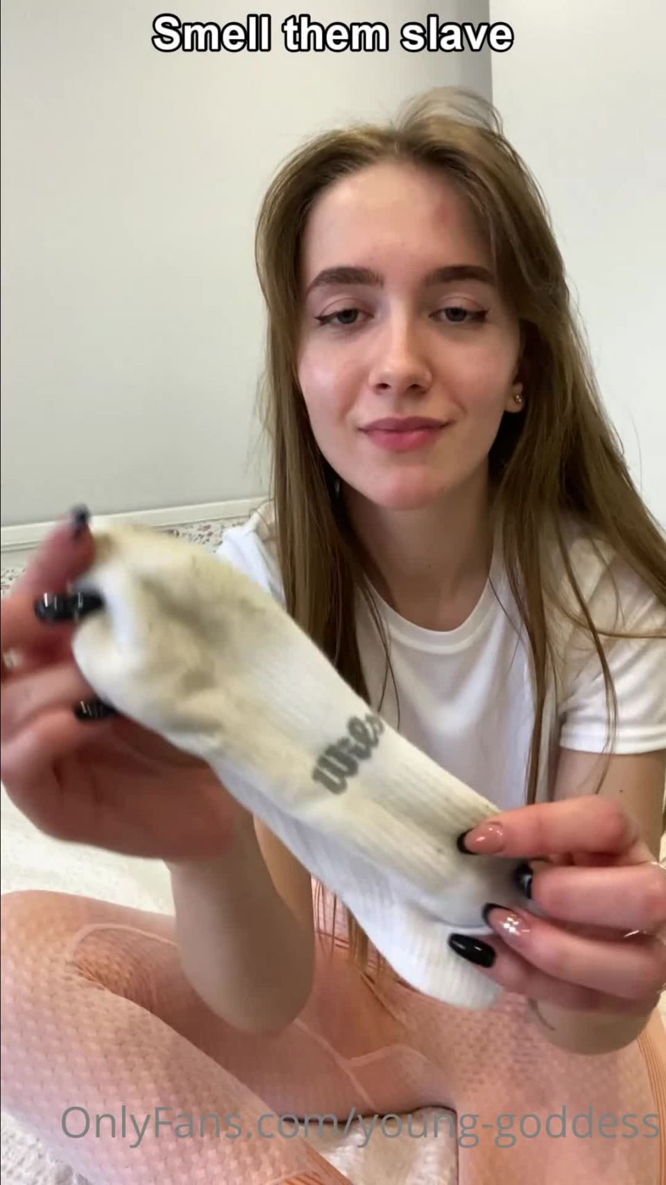 ¡Diosidad joven 040520212100597459 en sus esclavos de rodillas que mejor seguir mis órdenes estrictamente y adorar mis calcetines sucios Pie!