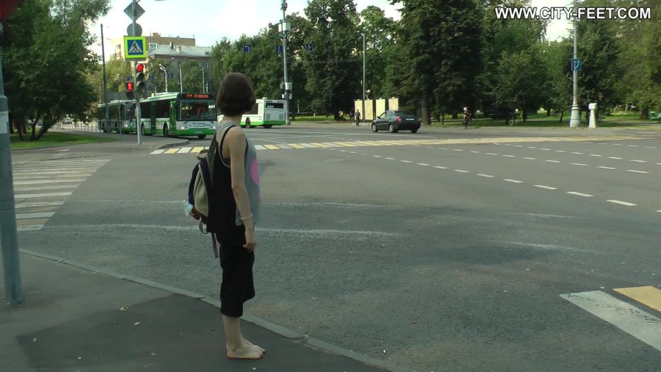 xxx video 17 Pies de Ciudad – Una morena descalza delgada. parte 4.  pie  pies porno desi pie fetiche